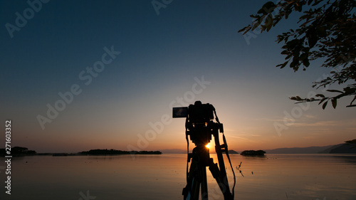 琵琶湖で夕焼けを撮るカメラと三脚