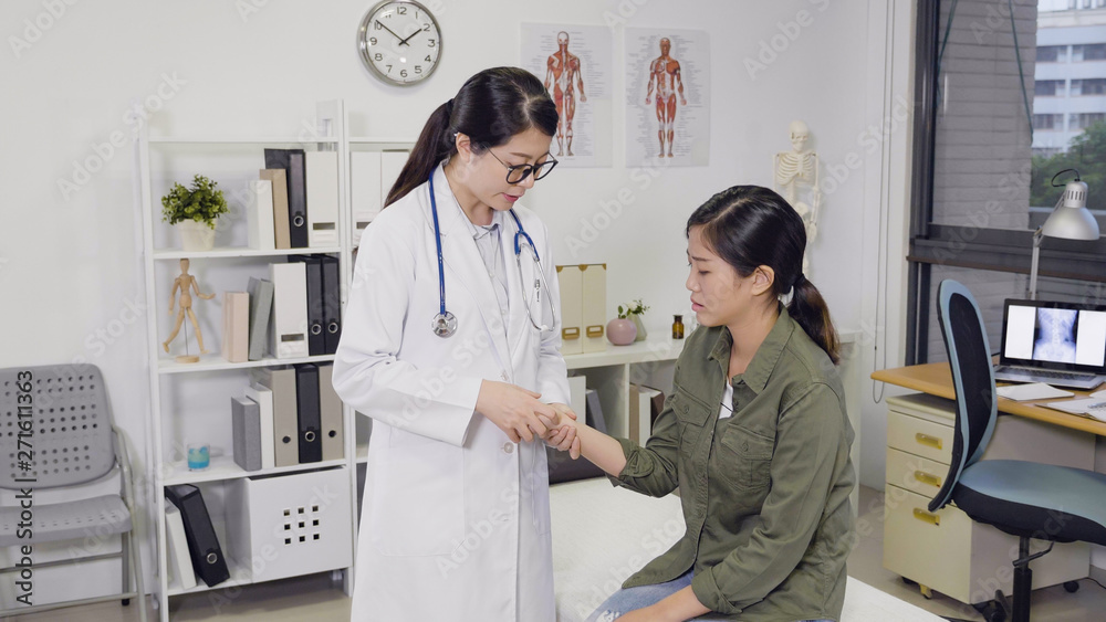 Obraz premium doctor helps female patient with injured hands