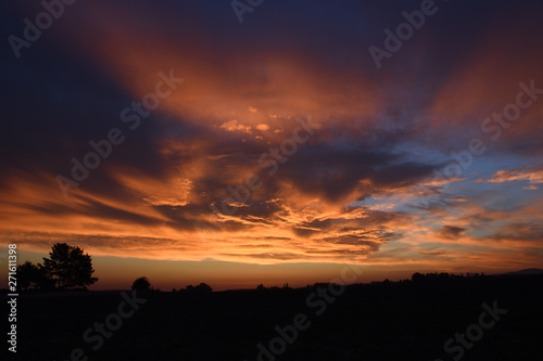 Dramatik  am Himmel bei Sonnenaufgang.  photo