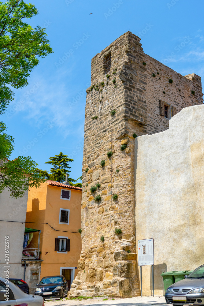 Buje, Kroatien, Altstadtszene mit Turm der Stadtmauer