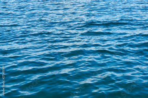 Blaues Wasser im Meer als Hintergrund Textur