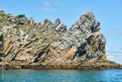 Quarzit Felsen an Atlantik Küste der Bretagne photo