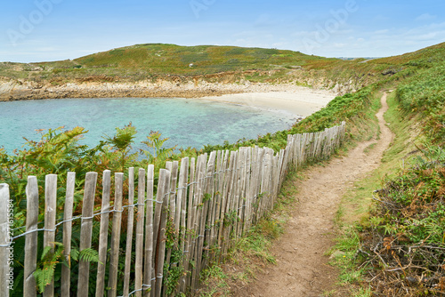 Pfad mit Zaun zu Strand in Bucht in Bretagne