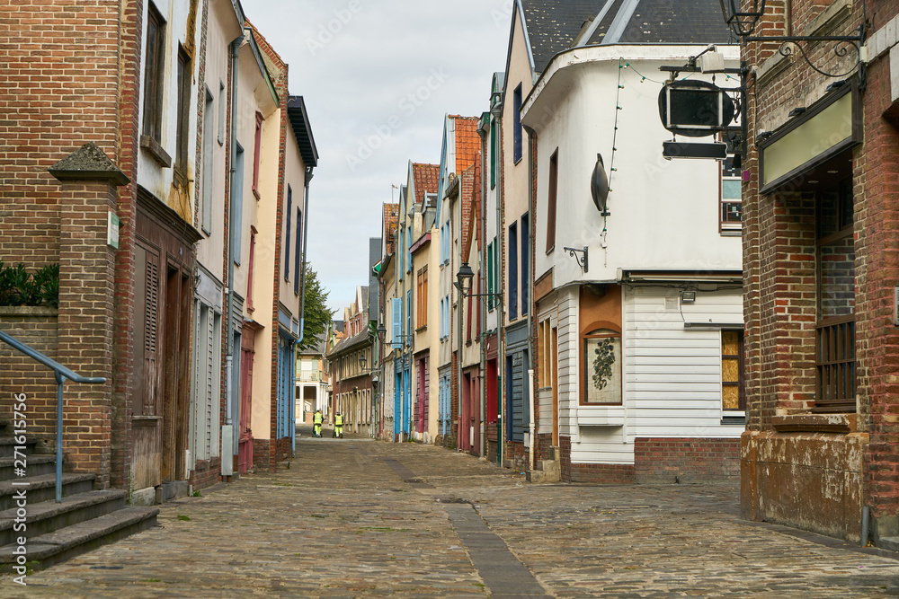 Fototapeta premium Schmale Straße in Altstadt von Amiens, Frankreich