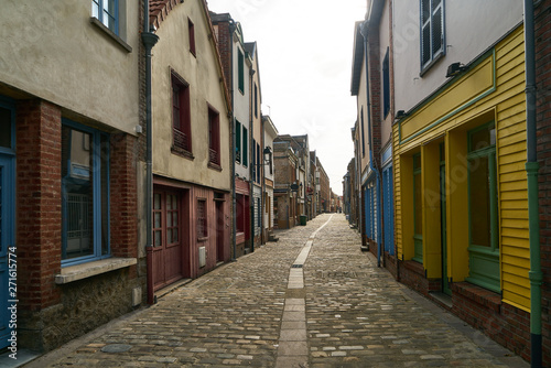 Fototapeta Naklejka Na Ścianę i Meble -  Leere Straße in Altstadt von Amiens, Frankreich