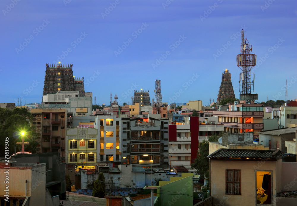 Foto de Night view of Madurai city, houses roofs and gopuras of ancient