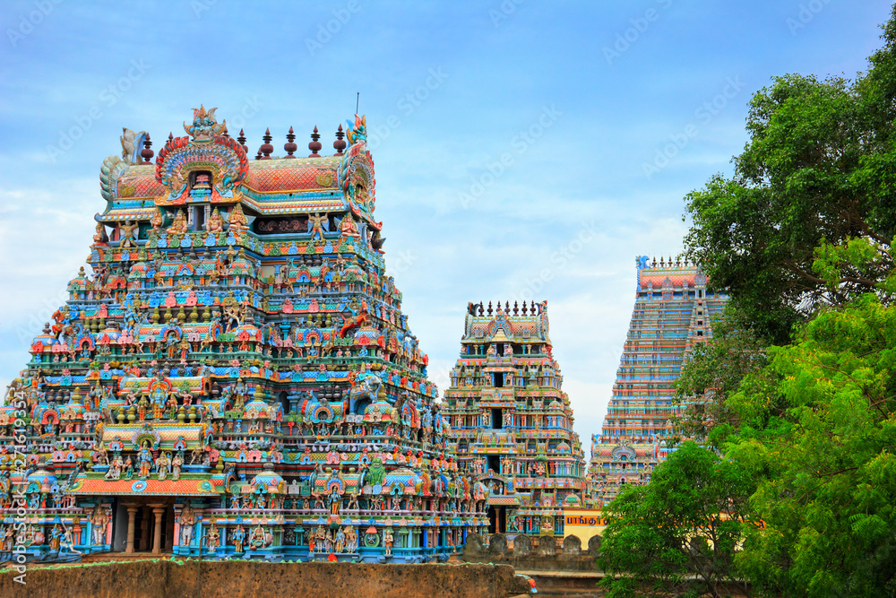 Fototapeta premium Piękne gopury w hinduskiej świątyni Jambukeswarar w Trichy (Tiruchirapalli), Tamil Nadu, Południowe Indie