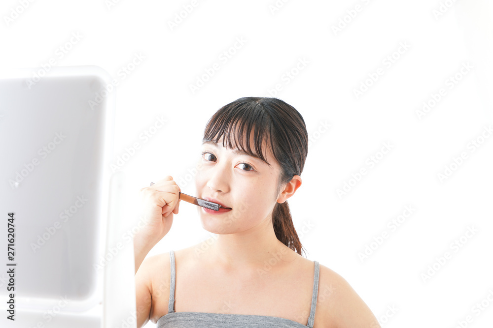 ハミガキをする若い女性