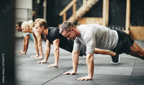 Panel kuchenny z motywem Fit people doing pushups together during a gym exercise class