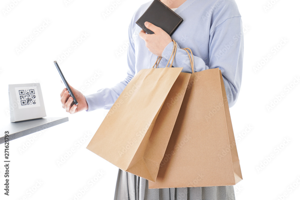 QRコード決済をする若い女性 QRコード決済をする若い女性