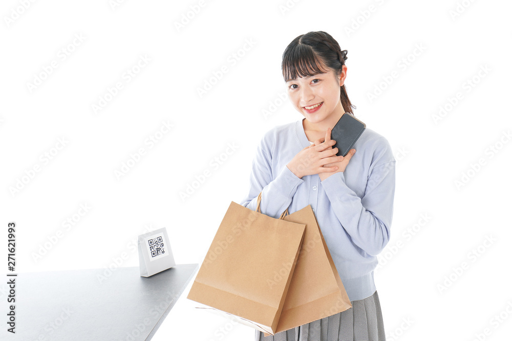 QRコード決済をする若い女性 QRコード決済をする若い女性