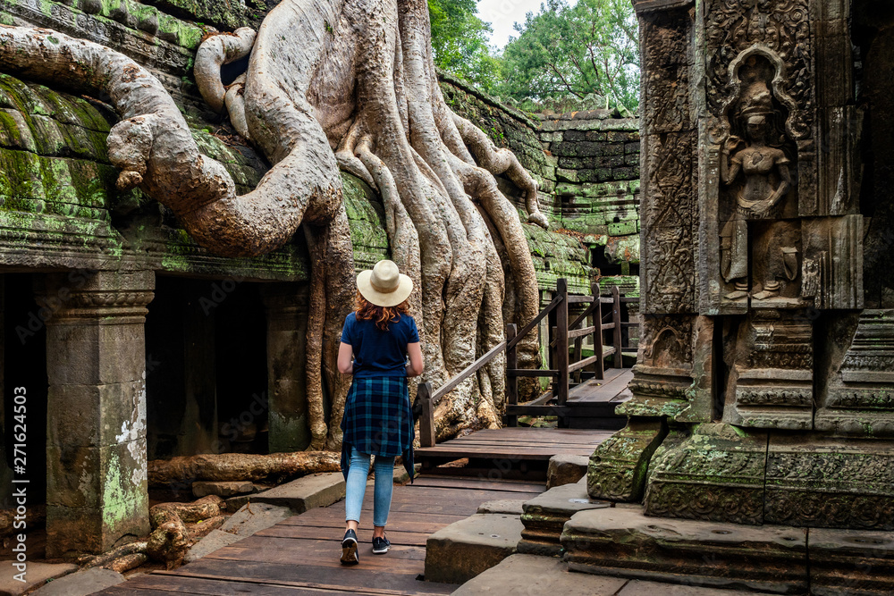 Fototapeta premium Siem Reap, Kambodża, podróżnik zwiedzający świątynię Ta Prohm w Angkor