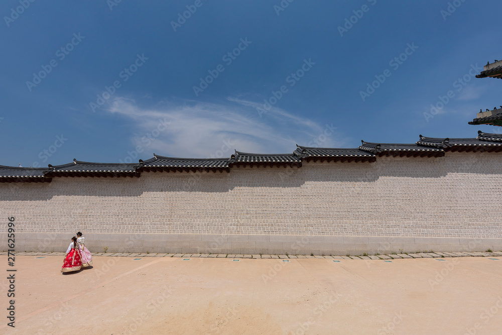 景福宮の壁とチマチョゴリの女性