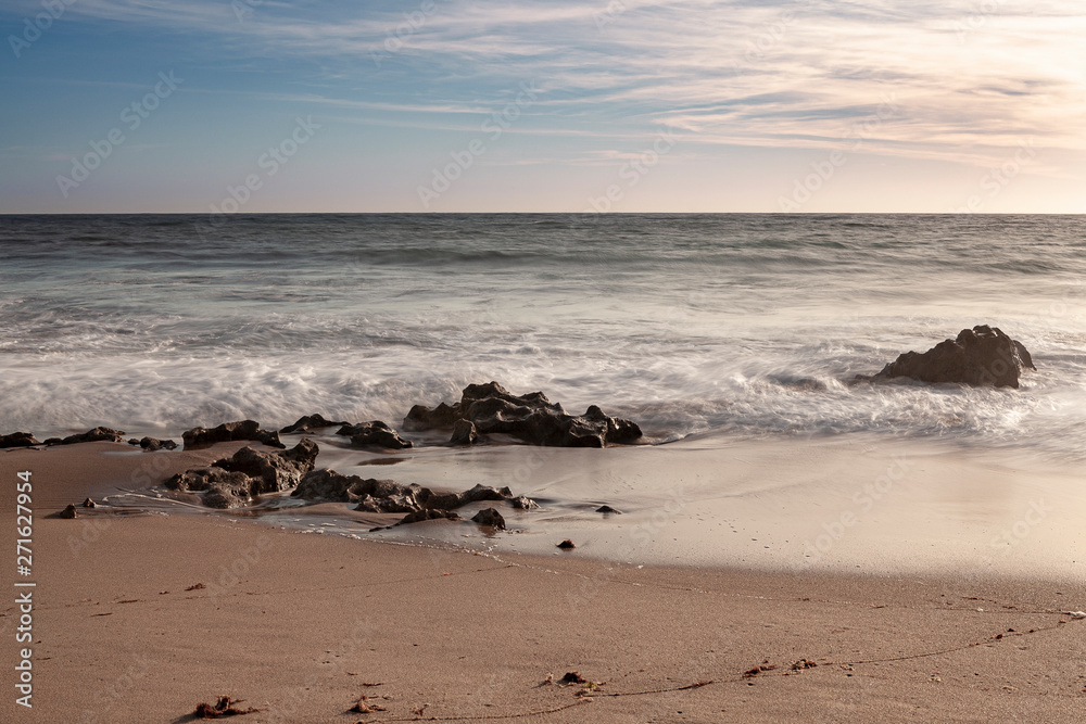 Rochas na rebentação das ondas, no areal da praia, na “Praia da Ilha” em Porto Covo (Costa Vicentina), Alentejo, Portugal, Europa. Rochas na rebentação das ondas, no areal da praia, na “Praia da Ilha” em Porto Covo (Costa Vicentina), Alentejo, Portugal, Europa.