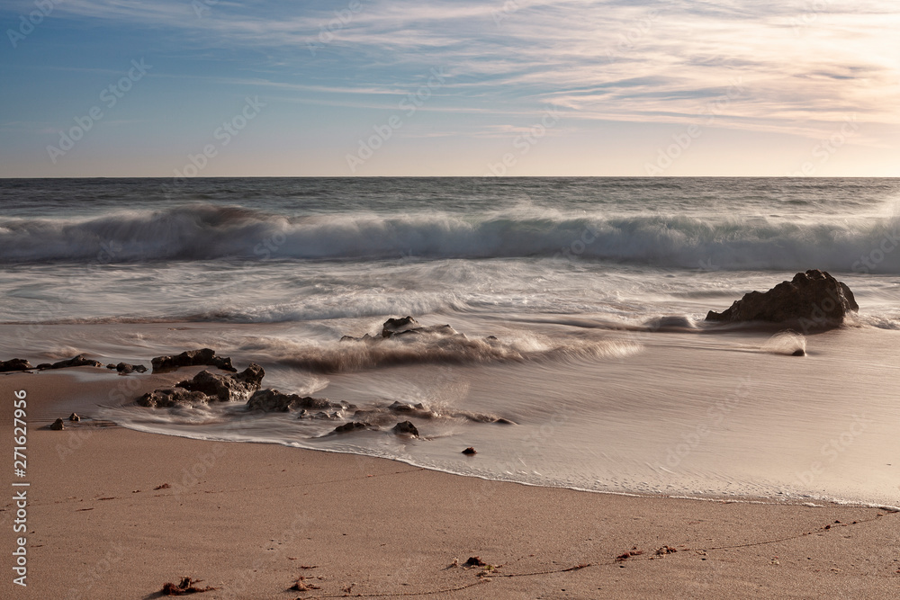 Rochas na rebentação das ondas, no areal da praia, na “Praia da Ilha” em Porto Covo (Costa Vicentina), Alentejo, Portugal, Europa.