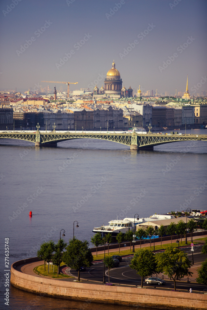 Obraz premium St. Petersburg. Morning landscape from the height of bird flight. View of the Neva River, the embankment, bridges, St. Isaac's Cathedral and the Admiralty