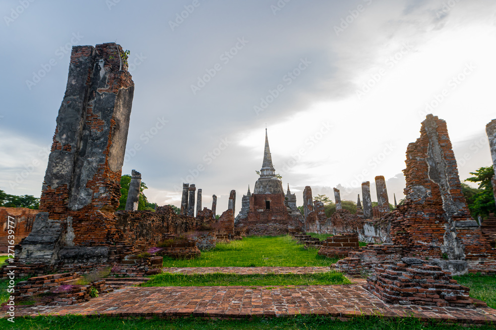 Obraz premium Ancient pagoda history of Wat Prasrisanpet in Ayutthaya historical park,Thailand. it is very popular with tourists and foreigners