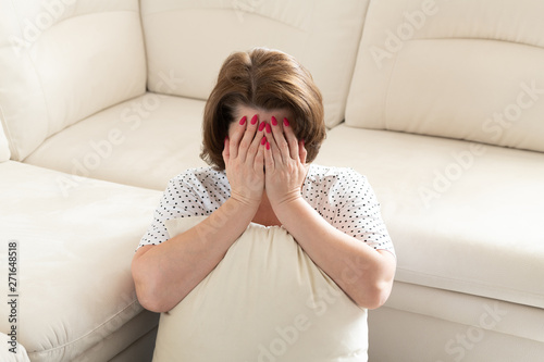Billede på lærred Depressed woman covering her face with her hands