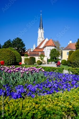 Blick auf Kirche mit Blumenbeet