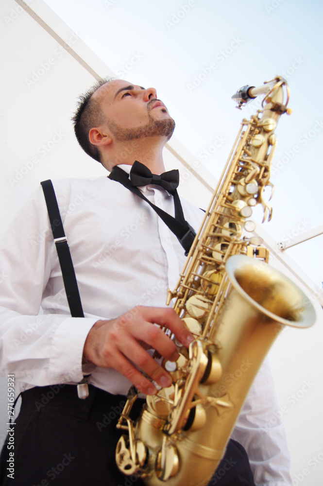 Fototapeta premium Saxofonista músico de jazz tocando el saxofon.