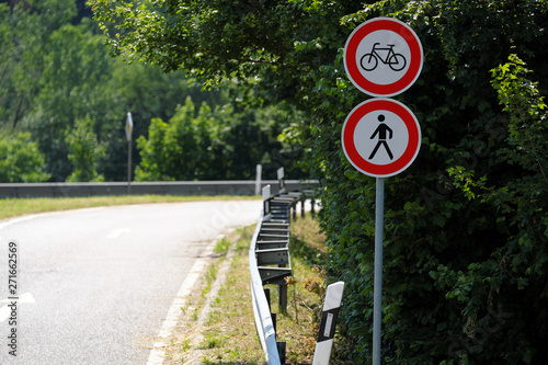 Auffahrt auf Bundesstraße und Verkehrsschilder Verbot für Radverkehr und Verbot für Fußgänger - Stockfoto