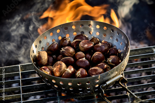 Obraz na płótnie Fresh autumn chestnuts roasting over a fire