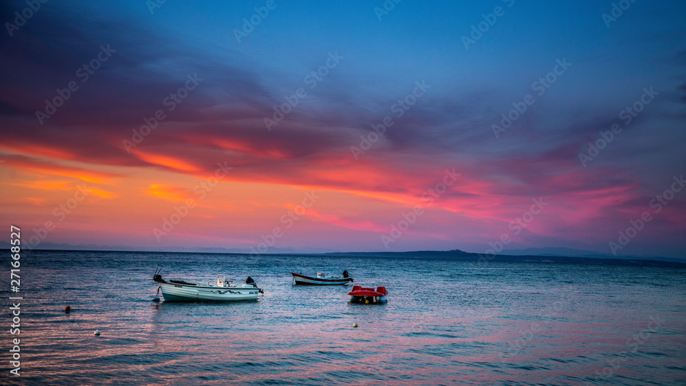 Naklejka premium Zachód słońca nad morzem latem