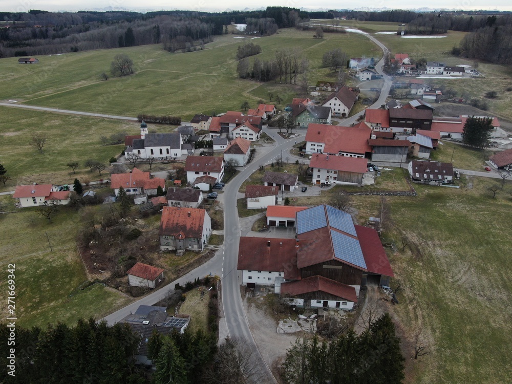 Kleines Dorf in der Landschaft