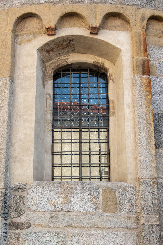 finestra con inferriata in ferro battuto di chieda medievale 