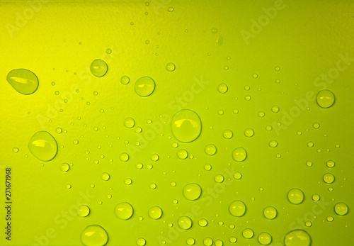 Gouttes d'eau sur fond citronné photo