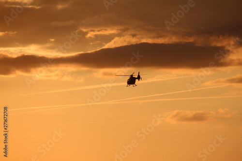Rettungshelikopter bei Sonnenuntergang im Einsatz