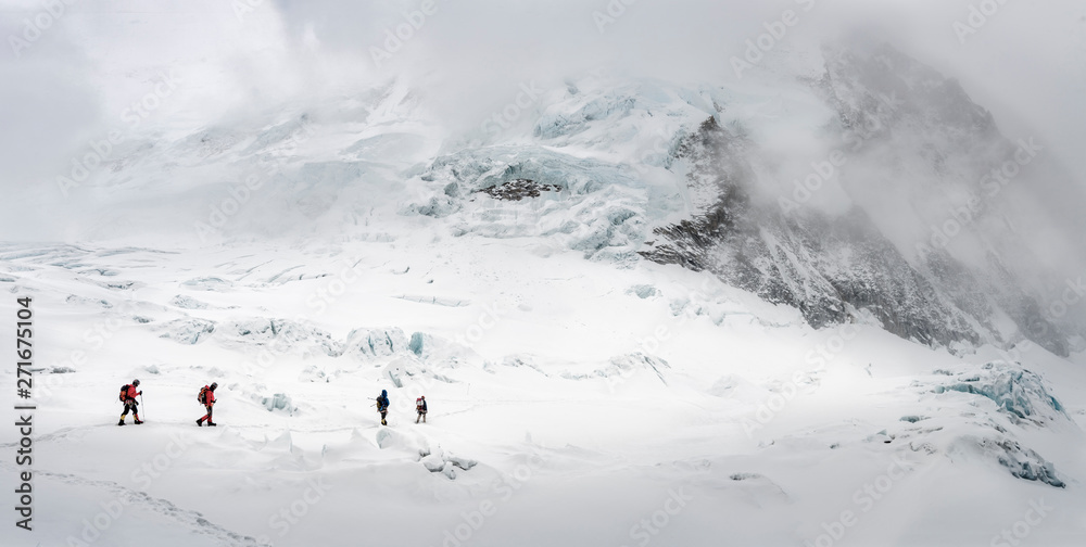 Men mountaineering at Western Cwm foto de Stock | Adobe Stock