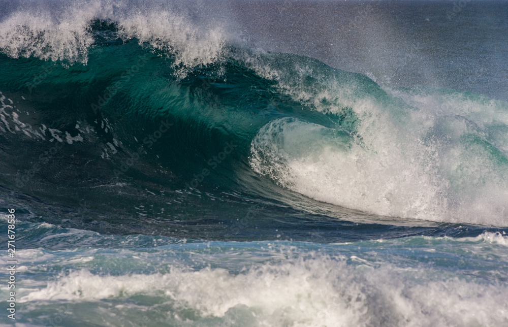 Obraz premium Powerful wave breaking