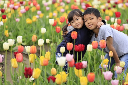 兄妹(9歳と4歳)とチューリップ畑