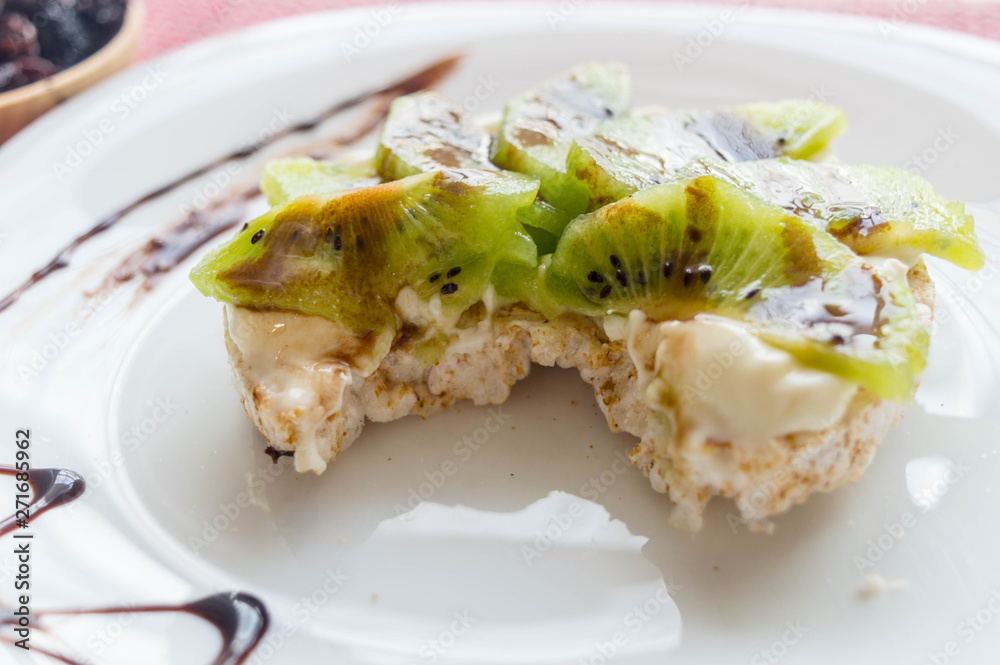 Rice crackers with light and kiwi spreadable cheese. Rice crackers with light and kiwi spreadable cheese.