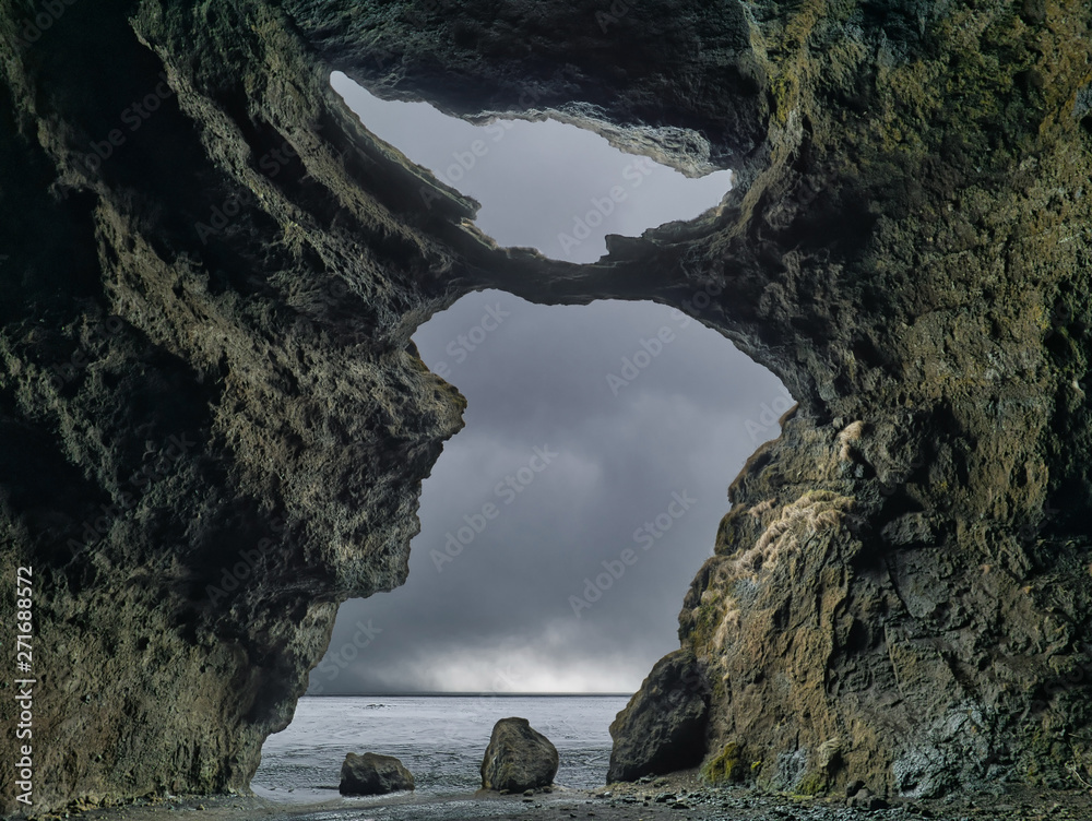 Der Blick aus dem inneren einer Höhle auf das Meer