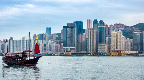 Chinese traditional junk boat in front of Hong Kong skyline © Dawid