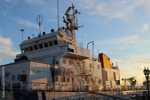 white ship