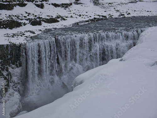 Der Dettifoss Wasserfall in Island mit Neuschnee