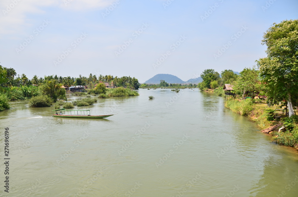 Fototapeta premium ラオスのシーパンドン デット島とコン島を結ぶ橋からの絶景 メコン川と川を行き交うボート