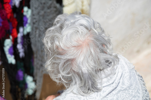 Signora anziana con capelli bianchi