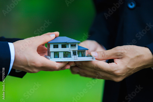 住宅模型・ビジネスマン photo