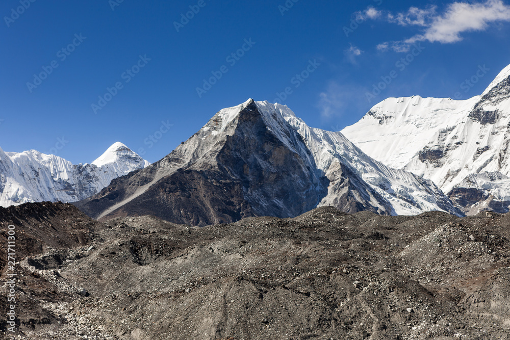 Φωτογραφία Island Peak or Imja Tse view on the way to Everest Base Camp in Sagarmatha National Park, Himalayas, Nepal