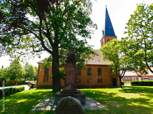 Das Kriegerdenkmal vor der evangelisches Sankt Michael Kirche photo