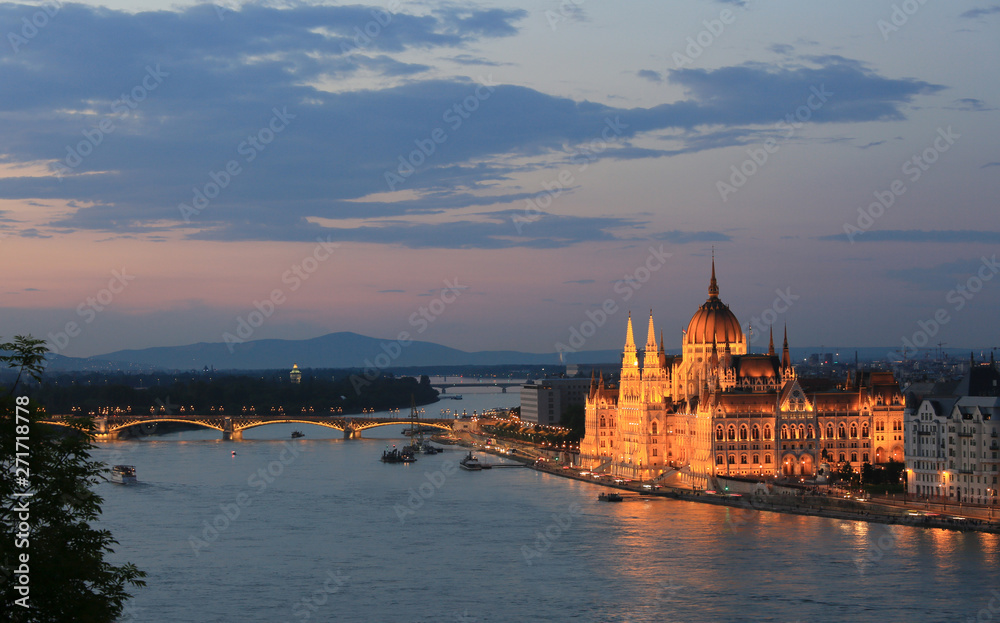Fototapeta premium Beautiful evening view of the Parliament building and the river in Budapest in Hungary