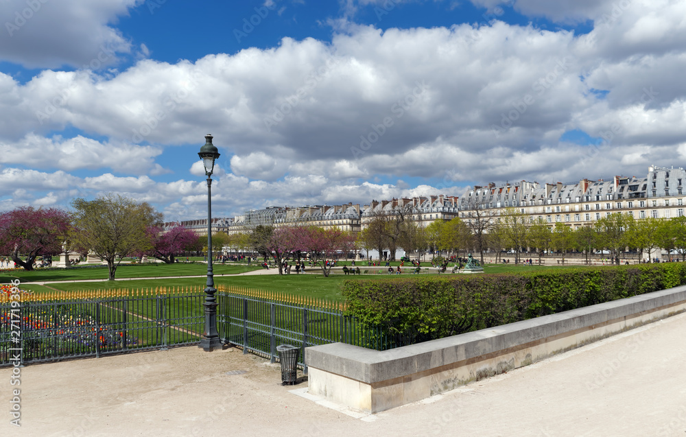 Naklejka premium Tuileries garden in Paris
