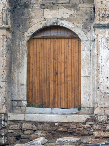 Old wooden door with wall © Areality