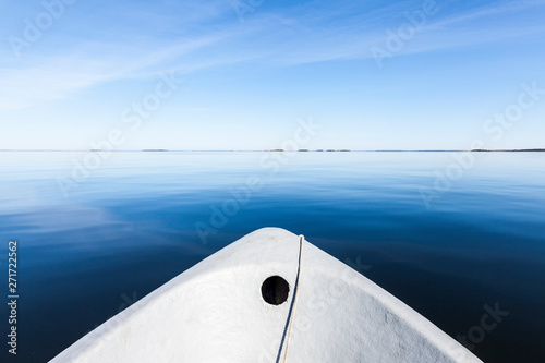 white boat on the sea © Lasse Hendriks