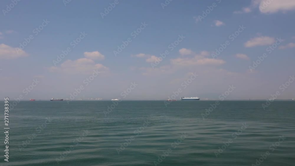 航海中の船と海の風景 航海中の船と海の風景