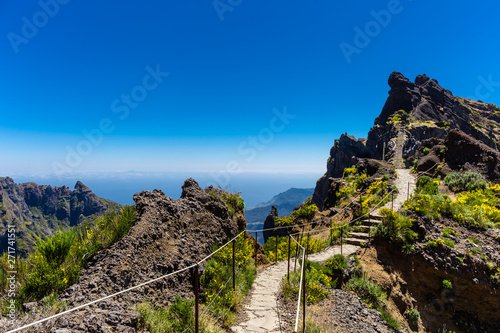 Cuadro en lienzo An overview of mountains of Pico Areeiro path to Pico Ruivo, Madeira island, Portugal